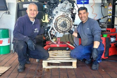 Vorbereiteter Austauschmotor in der Werkstatt Totalrund