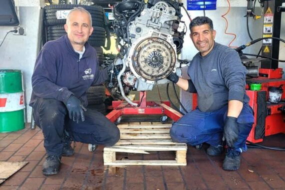 Vorbereiteter Austauschmotor in der Werkstatt Totalrund