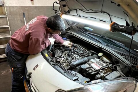 Mechaniker von Totalrund bei der Arbeit am Motor eines Fahrzeugs