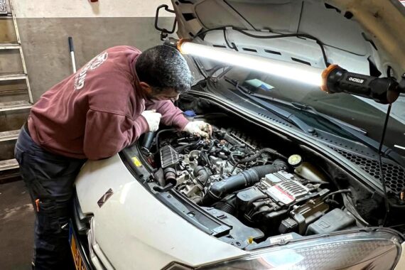 Mechaniker von Totalrund bei der Arbeit am Motor eines Fahrzeugs