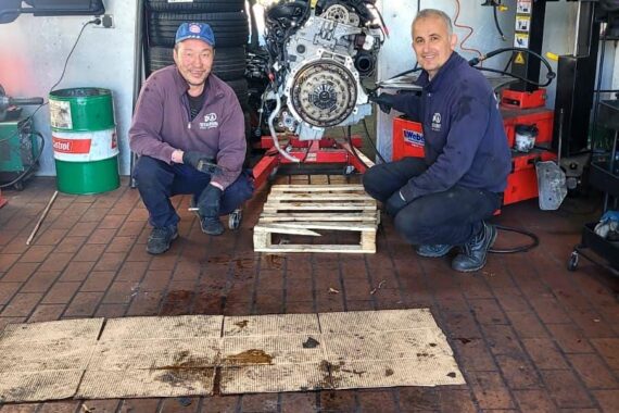 Detailaufnahme einer Motorreparatur in der Werkstatt Totalrund