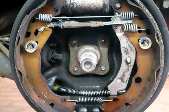 Motorblock von oben waehrend der Motorinstandsetzung